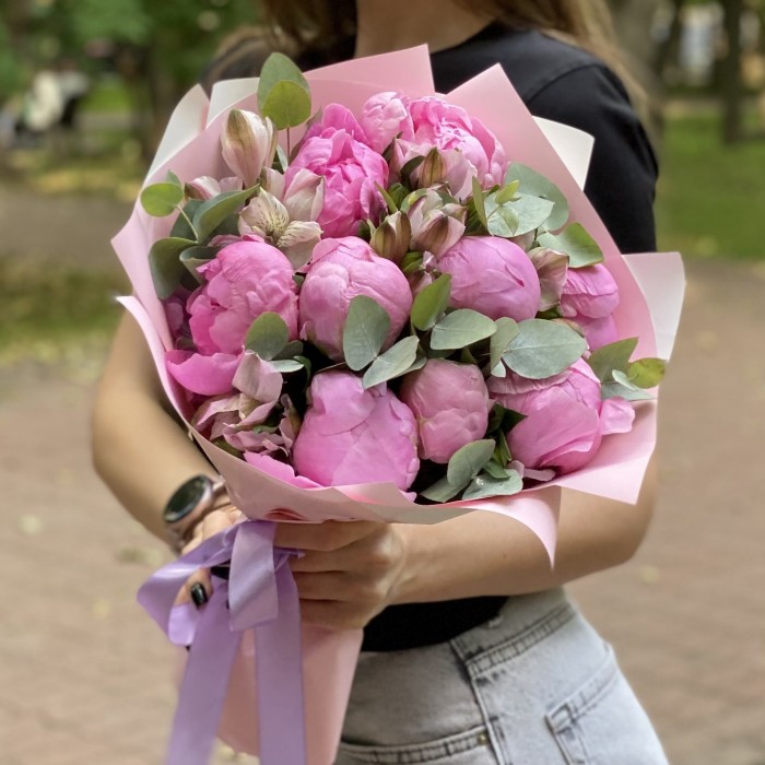 Букет из 9 пионов Флеминг с альстромерией